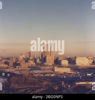 Capturée en 1981, cette image aérienne présente des vues du pénitencier de l'Ohio, du district Arena avant son réaménagement et de la construction en cours de l'ajout du monument commémoratif des anciens combattants. Banque D'Images