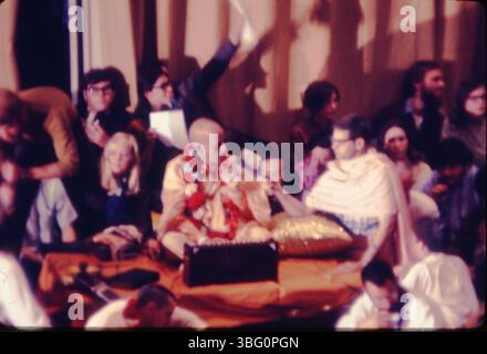 Photographie de A.V. Shirk prise le 12 mai 1969, montrant Swami Bhaktivedanta faisant une présentation à Hitchcock Hall pour soutenir la Société de yoga OSU et le groupe local Hare Krishna. Le poète Allen Ginsberg est apparu brièvement en tant qu'invité. Shirk a documenté la musique folk et protestante dans l'Ohio dans les années 1950 et 1960 Banque D'Images