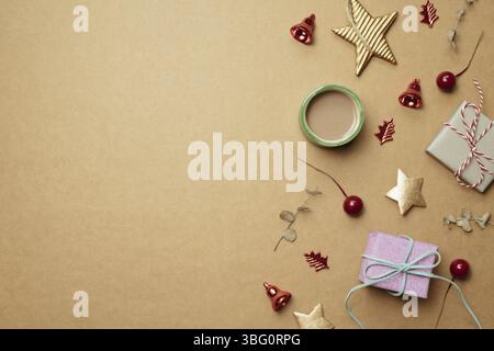 Décoration de Noël et boîte cadeau sur fond marron. Noël décoration d'hiver. flat lay, vue de dessus, espace de copie Banque D'Images