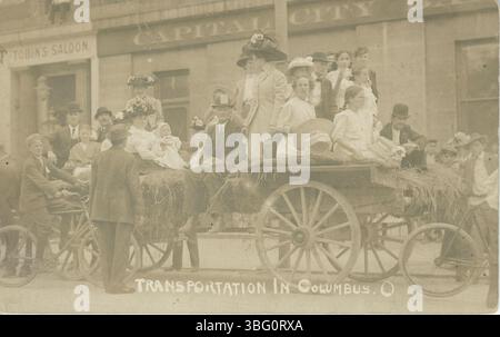 Cette photographie capture des gens qui roulent dans un wagon lors de la grève de tramway de 1910 à Columbus. L'image montre des bâtiments sur le côté sud de East State Street, près de South High Street. Banque D'Images