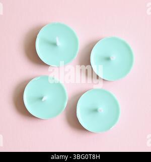 Bougies bleu clair sur fond rose Banque D'Images