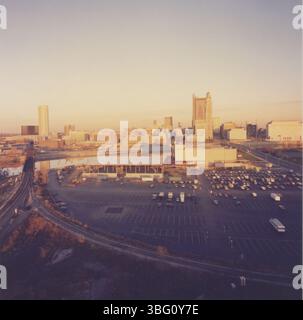 Capturée en 1981, cette image aérienne montre le pénitencier de l'Ohio, le district Arena en développement et la construction de l'ajout du monument commémoratif des vétérans au centre-ville de Columbus. Banque D'Images