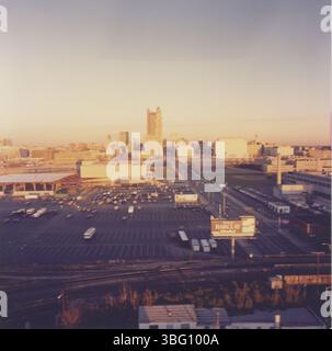 Cette photographie aérienne de 1981 capture le centre-ville de Columbus, y compris des vues du pénitencier de l'Ohio, du district Arena et de la construction en cours de l'ajout du monument commémoratif des anciens combattants. Banque D'Images