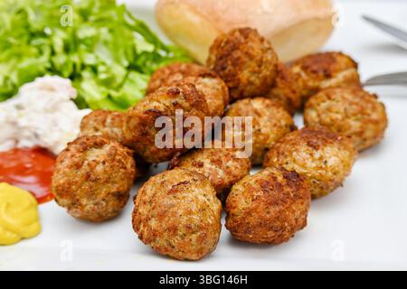 plat avec boulettes de viande fraîchement cuites gros plan Banque D'Images