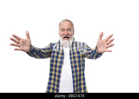 Portrait d'un bel homme à la retraite des années 60 aux cheveux gris d'âge moyen avec une barbe dans une chemise sur un fond blanc Banque D'Images