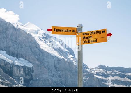 Région Jungfrau dans le sens de la flèche signe avec la montagne enneigée en Suisse Banque D'Images