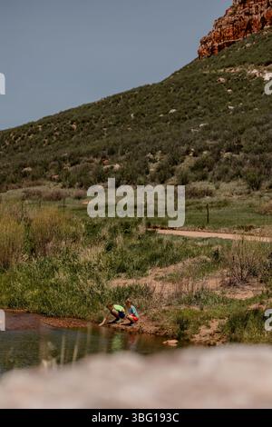 wyoming-paysage-famille-enfants-mère-roches-vaches-chevaux-campagne-cheyenne-wy-sun-pâture Banque D'Images