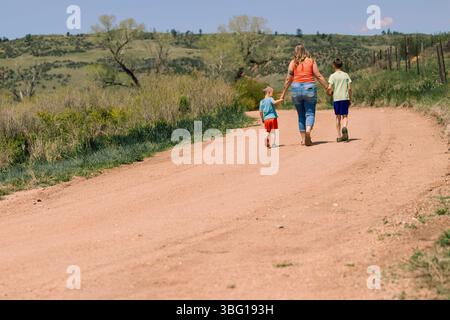 wyoming-paysage-famille-enfants-mère-roches-vaches-chevaux-campagne-cheyenne-wy-sun-pâture Banque D'Images