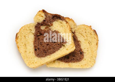 tranches de gâteau maison avec chocolat isolé Banque D'Images