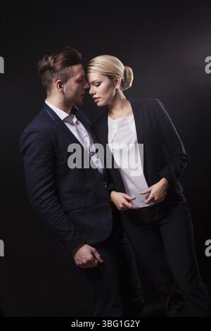 Une histoire d'amour entre un homme et une femme hommes d'affaires, amants collégiaux Banque D'Images