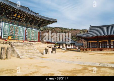 Dans l'architecture traditionnelle coréenne temple Donghwasa, Daegu, Corée Banque D'Images