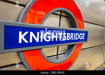 Knightsbridge - panneau du métro de Londres. Londres, Royaume-Uni, 6 avril 2024 Banque D'Images