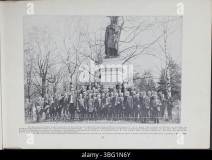 Publié en 1905, le livre souvenir Friedrich Schiller commémore le centenaire de la mort de Schiller et le changement de nom de Columbus, Ohio City Park en Schiller Park. Le livre célèbre la signification littéraire et culturelle de Schiller. Banque D'Images