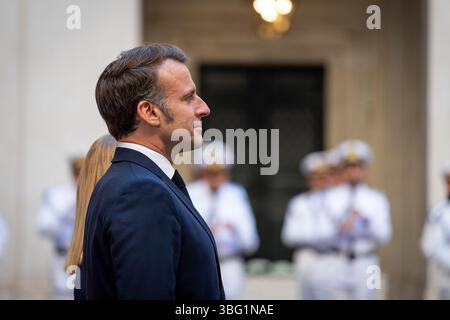 Rome, Italie, le 3 juin 2025. Le premier ministre italien Giorgia Meloni et le président de la République française Emmanuel Macron passent en revue la garde d’honneur avant la réunion au Palazzo Chigi. Crédit : Stefano Costantino TTL / Alamy Live News Banque D'Images