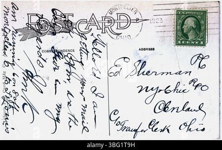 Une photographie en noir et blanc de 1923 montrant la rue main à Montpelier, Ohio. L’image montre des automobiles en stationnement et les vitrines commerciales bordant la rue, typiques du développement de la ville au début du XXe siècle. Banque D'Images