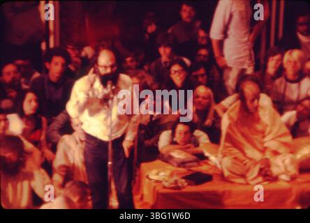 Photographie prise le 12 mai 1969 par A.V. Shirk montrant Swami Bhaktivedanta dans la salle Hitchcock pour soutenir OSU Yoga Society et le groupe Hare Krishna. Le poète Allen Ginsberg est apparu brièvement. Shirk était photographe et producteur de radio dans l'Ohio dans les années 1950 et 1960 Banque D'Images