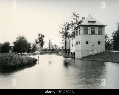 Cette photographie montre le lac ouest de Goodale Park, Columbus, Ohio, prise entre 1897 et 1900. Il comprend le hangar à bateaux, qui a été construit en 1895, et le lac, qui a été enlevé en 1953. Le parc a été donné par le Dr Lincoln Goodale en 1851, qui a exigé qu'il demeure un espace public. Banque D'Images