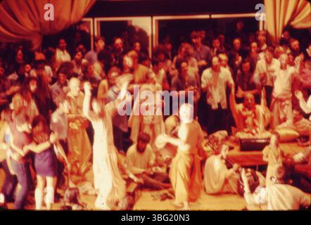 Photographie de A.V. Shirk du 12 mai 1969, montrant Swami Bhaktivedanta faisant une présentation à Hitchcock Hall pour soutenir la OSU Yoga Society et le groupe Hare Krishna, avec le poète Allen Ginsberg comme invité. A.V. Shirk a documenté des événements musicaux dans l'Ohio à la fin des années 1950 et au début des années 1960, en se concentrant sur les concerts de musique folk et de protestation. Banque D'Images