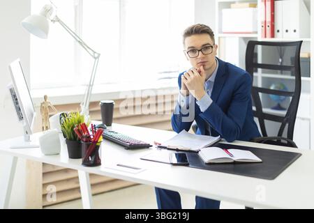Homme d'affaires occasionnel travaillant dans le bureau, assis au bureau, tapant sur le clavier, regardant l'écran d'ordinateur Banque D'Images
