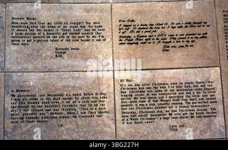Cette série de photographies de 1998 capture différentes vues de l'Ohio Veterans Memorial Plaza, y compris des perspectives regardant au nord, au nord-ouest de State Street, et au sud vers l'hôtel Hyatt. Il présente également des gros plans des lettres des anciens combattants sur le mur sud et le mur nord du mémorial. Banque D'Images