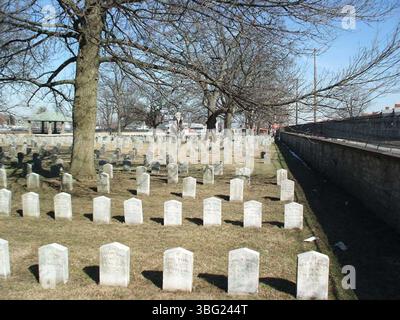 Cette photographie montre le cimetière de Camp Chase, autrefois une prison dirigée par l'Union pour les soldats confédérés. Près de 2 000 sont morts de maladie. Les années 1890 ont vu des efforts pour étiqueter les tombes. Le 4 juin 1896, le premier service commémoratif a eu lieu. Les dossiers confirment 2 260 enterrements confédérés par état. Banque D'Images