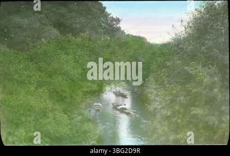 Bateaux de plaisance sur la Tamise à Oxford, également connu sous le nom de « Isis ». Les Arrases visitent Oxford lors de leur tournée européenne de 1913, capturant cette scène d'activité nautique le long de la rivière. La photographie montre les eaux calmes et l'environnement pittoresque de l'une des rivières les plus célèbres d'Angleterre. Banque D'Images