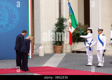 Rome, Italie, le 3 juin 2025 : le premier ministre italien, Giorgia Meloni, rencontre le président de la République française, Emmanuel Macron, au Palazzo Chigi. Banque D'Images