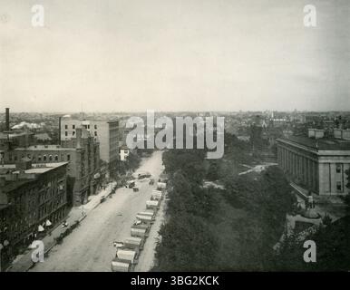 Une photographie de 1897 montre East Broad Street près de l'Ohio Statehouse, avec des bâtiments comme la Hayden Clinton National Bank et la Chambre de commerce en vue. Banque D'Images