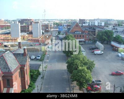 Vues aériennes du 28 juin 2013, montrant East Gay Street à Columbus, Ohio, avec des bâtiments remarquables tels que le Continental Centre au 150 East Gay Street et l'Ohio Bell Building au 111 North 4th Street. L'image comprend également les condominiums de lancement du quartier et le bâtiment en briques rouges au 306 East Gay Street, où se trouve Stewart Jaffy & Associates. Le début de la construction du complexe d’appartements Normandie est également visible. Banque D'Images