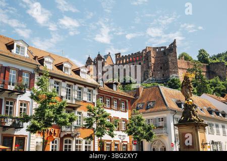 Vieille ville Kornmarkt Square et château de Heidelberg à Heidelberg, Allemagne, Europe Banque D'Images