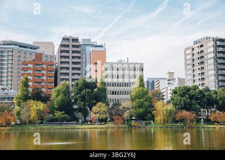Ueno parc Shinobazu étang et bâtiments modernes à l'automne à Tokyo, Japon, Asie Banque D'Images