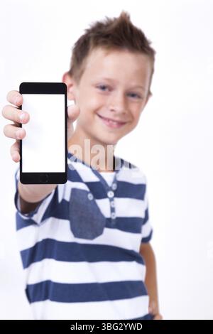 Étudiant réussi avec un téléphone dans son écran de main au client sur un fond blanc montre la photo de l'application avec la profondeur de champ Banque D'Images