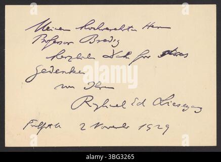 Cette note de Raphael Eduard Liesegang à Georg Bredig, datée de novembre 1929, exprime sa gratitude pour leur collaboration scientifique. Liesegang, connu pour ses recherches sur les anneaux de Liesegang, remercie Bredig pour son travail, reconnaissant leur intérêt commun pour la chimie et ses applications dans l'étude des matériaux. Banque D'Images