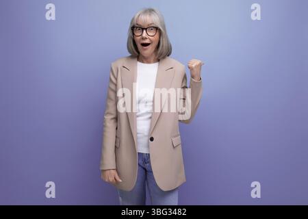 Preppy Fresh 60s femme d'affaires d'âge moyen dans un look élégant sur fond de studio lumineux avec espace de copie Banque D'Images