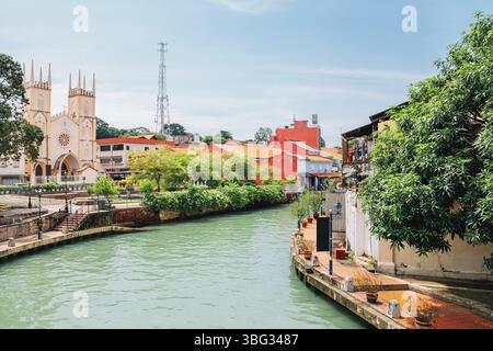 Église Saint François Xavier et canal à Malacca, Malaisie, Asie Banque D'Images