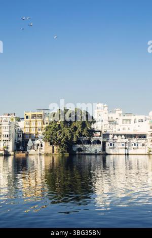 Lac Pichola et vieux bâtiments à Udaipur, Inde, Asie Banque D'Images