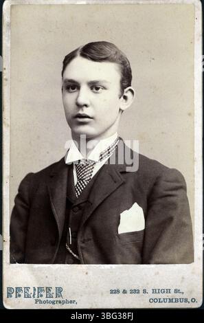 Cette photographie montre un jeune homme portant une cravate à carreaux, un costume de sac et une chaîne de montre. Il a été pris par John A. Pfeifer, un photographe actif à Colomb de 1882 à 1922. Banque D'Images