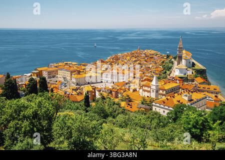 Vue panoramique sur la vieille ville de Piran et la mer Adriatique avec l'église paroissiale de Saint-Georges en Slovénie Banque D'Images