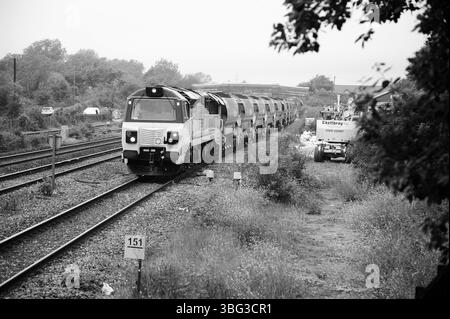 '70813' (avec '70805' à l'arrière du train) dirige un carrefour Carmarthen Junction - Westbury Yard qui traverse Magor. Banque D'Images