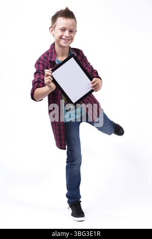 Étudiant réussi avec un téléphone dans son écran de main au client sur un fond blanc montre la photo de l'application avec la profondeur de champ Banque D'Images