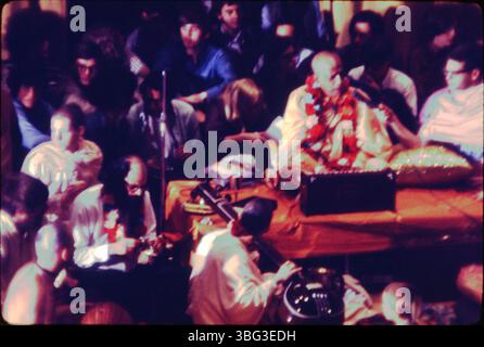 Photographie par A.V. Shirk de Swami Bhaktivedanta présentant au Hitchcock Hall le 12 mai 1969 pour soutenir la Société de yoga OSU et le groupe Hare Krishna, avec le poète Allen Ginsberg faisant une brève apparition. Shirk a été actif comme photographe et producteur de radio dans l'Ohio pendant les années 1950 et 1960 Banque D'Images