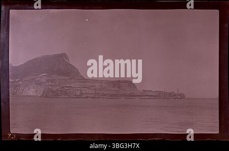 Une photographie de 1913 prise depuis le bateau à vapeur Canopic montrant le port de Gibraltar et le phare d'Europa point. Cette image a été capturée lors de la tournée européenne des Arrases en route pour la Convention de l'école du dimanche à Zurich. Banque D'Images