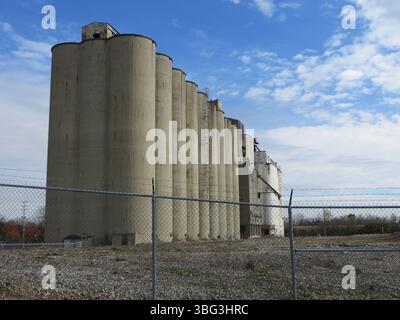 Photographies du 23 novembre 2015 montrant les silos à grain de la rue East main, qui faisaient à l'origine partie de la Gwinn Milling Company. L'installation a été créée en 1908 et avait une capacité de 1,25 millions de boisseaux. Un incendie en 1945 a détruit la section de fraisage de 5 étages mais a laissé les ascenseurs intacts. Le site a été acheté par les marchands grain Inc en 1984. Banque D'Images