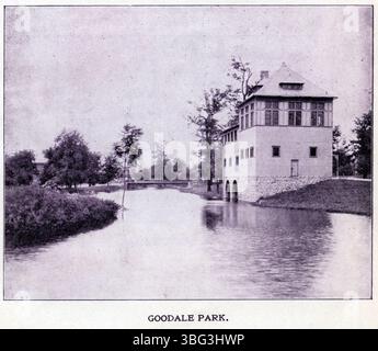 Cette photographie montre le lac ouest du parc Goodale, avec le hangar à bateaux construit en 1895. Le lac a été installé en 1891 et enlevé en 1953. Le Dr Lincoln Goodale a fait don de près de 40 acres pour le parc en 1851, avec un acte exigeant qu'il soit préservé en tant que parc public. Banque D'Images