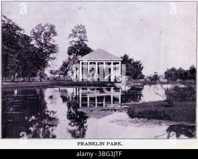 Cette photographie de 1897 du parc Franklin montre le lac et le hangar à bateaux, qui a été construit à l'origine en 1875 pour le State Grange Building. Le hangar à bateaux a été démoli en 1913 dans le cadre du développement du parc. Banque D'Images