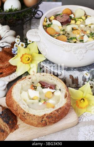 La soupe de seigle aigre à l'intérieur du pain. Table de petit déjeuner de Pâques. Plat de fête traditionnel Banque D'Images