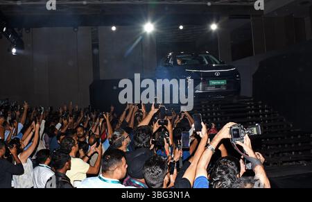 Mumbai, Inde. 03 juin 2025. Les gens prennent des photos de Harrier EV, voiture électrique de Tata Motors telle qu'elle est dévoilée lors du lancement à Mumbai. La voiture sera disponible en quatre couleurs : Nainital nocturne, Empowered Oxide, Pristine White et Pure Grey. En outre, il sera également disponible en édition FURTIVE. Il sera disponible à un prix de lancement d'environ 25 075 $ US (ex-showroom) à partir du 2 juillet 2025. Crédit : SOPA images Limited/Alamy Live News Banque D'Images