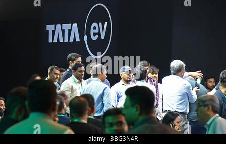 Mumbai, Inde. 03 juin 2025. Le logo Tata ev est affiché lors du lancement de Harrier EV, voiture électrique de Tata Motors à Mumbai. La voiture sera disponible en quatre couleurs : Nainital nocturne, Empowered Oxide, Pristine White et Pure Grey. En outre, il sera également disponible en édition FURTIVE. Il sera disponible à un prix de lancement d'environ 25 075 $ US (ex-showroom) à partir du 2 juillet 2025. Crédit : SOPA images Limited/Alamy Live News Banque D'Images