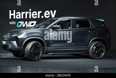 Mumbai, Inde. 03 juin 2025. L'édition furtive de Harrier EV, voiture électrique de Tata Motors est exposée lors de son lancement à Mumbai. La voiture sera disponible en quatre couleurs : Nainital nocturne, Empowered Oxide, Pristine White et Pure Grey. En outre, il sera également disponible en édition FURTIVE. Il sera disponible à un prix de lancement d'environ 25 075 $ US (ex-showroom) à partir du 2 juillet 2025. Crédit : SOPA images Limited/Alamy Live News Banque D'Images