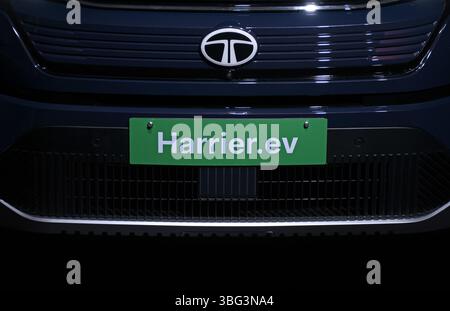 Mumbai, Inde. 03 juin 2025. Le logo Tata Harrier EV est visible sur la partie inférieure avant de la voiture lors du lancement à Mumbai. La voiture sera disponible en quatre couleurs : Nainital nocturne, Empowered Oxide, Pristine White et Pure Grey. En outre, il sera également disponible en édition FURTIVE. Il sera disponible à un prix de lancement d'environ 25 075 $ US (ex-showroom) à partir du 2 juillet 2025. Crédit : SOPA images Limited/Alamy Live News Banque D'Images